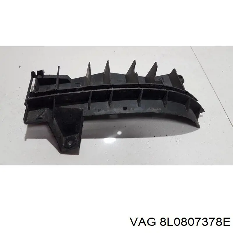 Направляюча заднього бампера, права VAG 8L0807378E ціна, від 14.65 USD