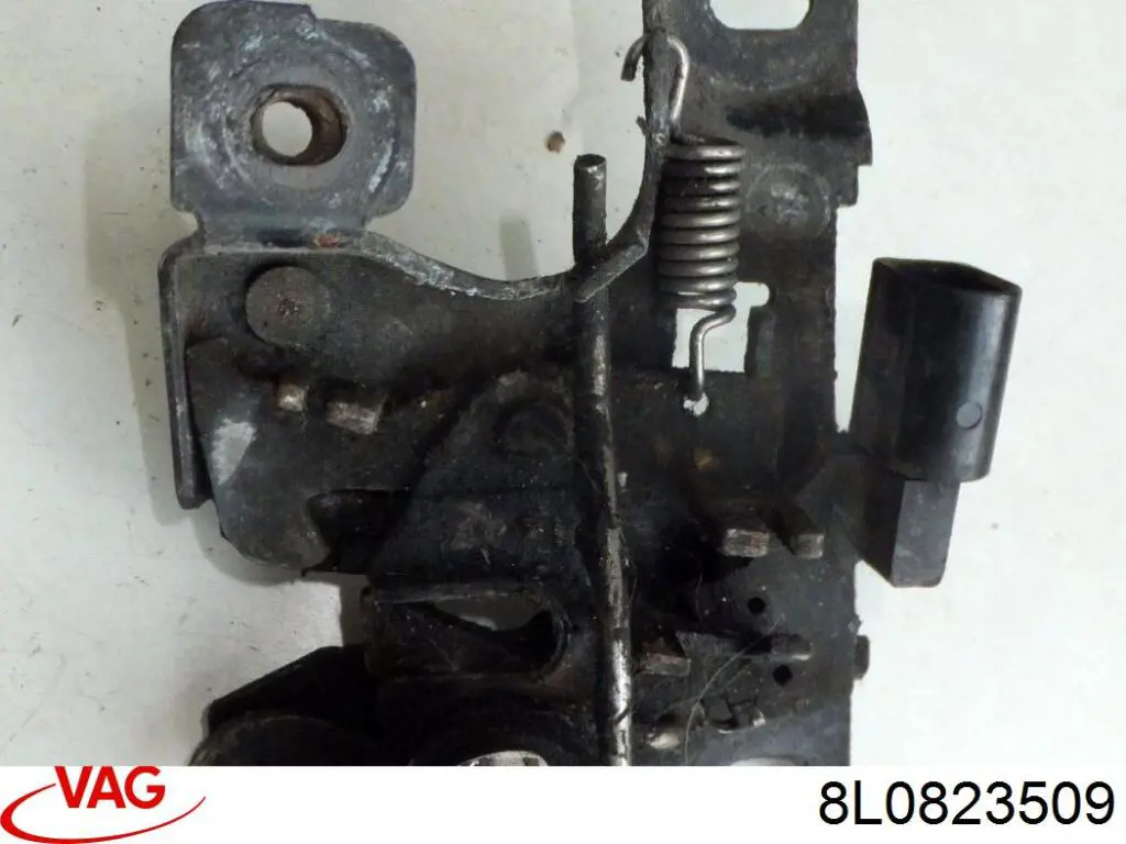 Замок капота 8L0823509 VAG