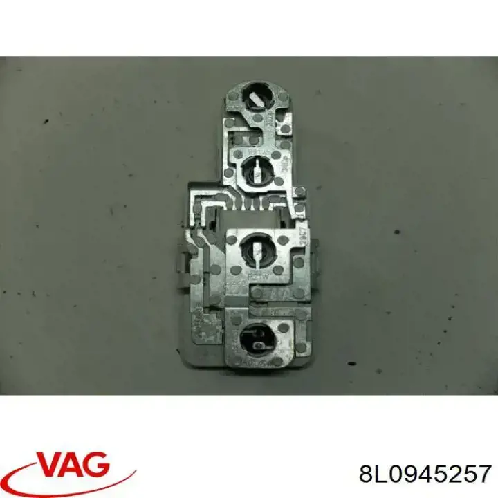 Цоколь (патрон) заднього ліхтаря VAG 8L0945257 ціна, від 5.60 USD