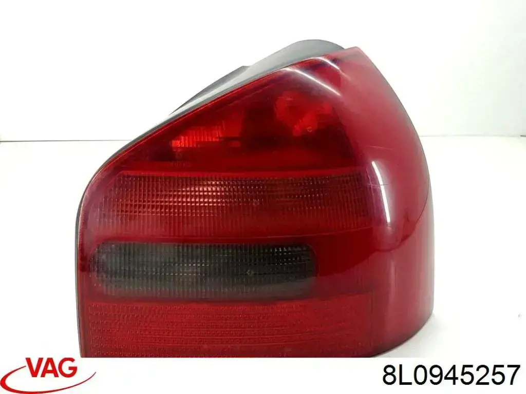 Цоколь (патрон) заднього ліхтаря VAG 8L0945257