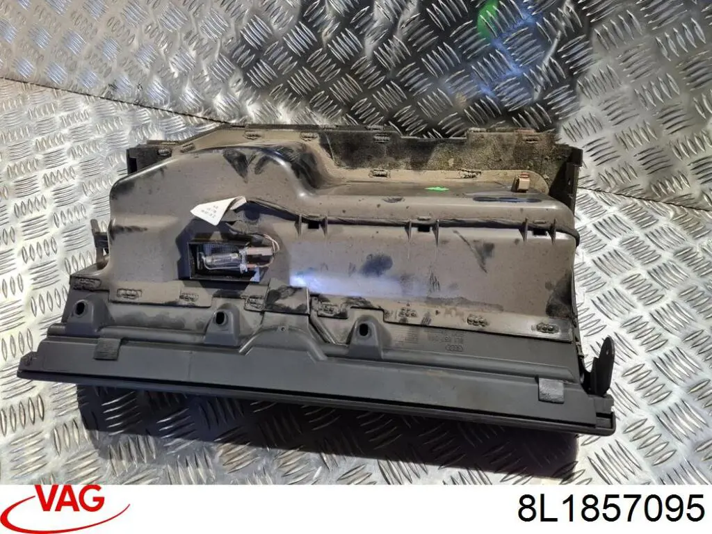 Ящик для рукавичок (бардачок) 8L1857095 VAG