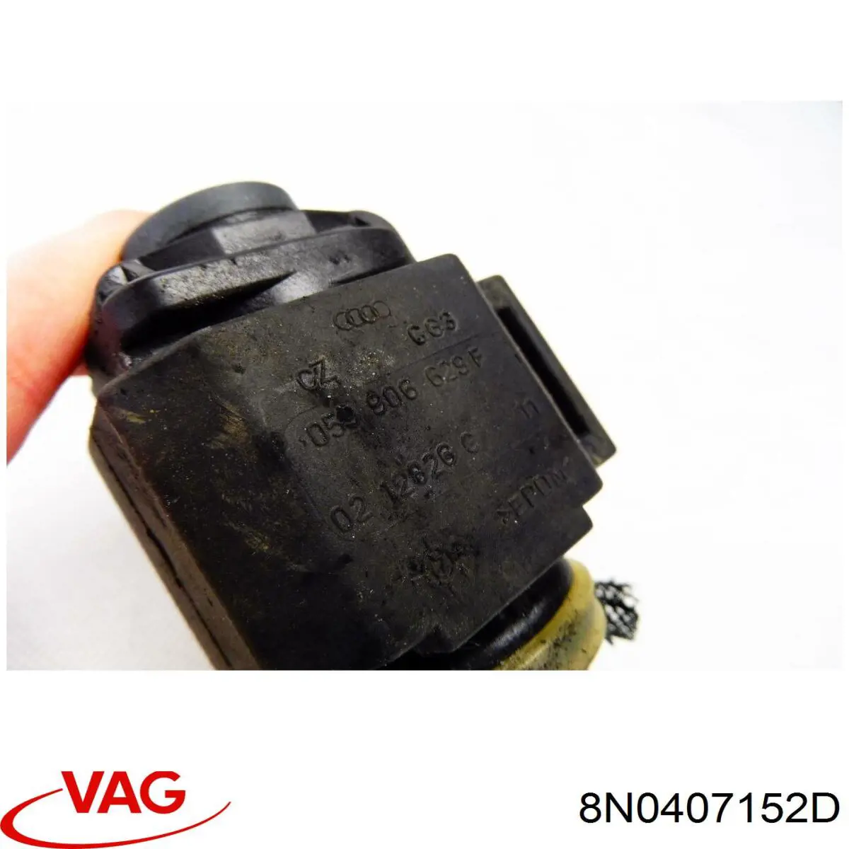 Важіль передньої підвіски нижній, правий 8N0407152D VAG