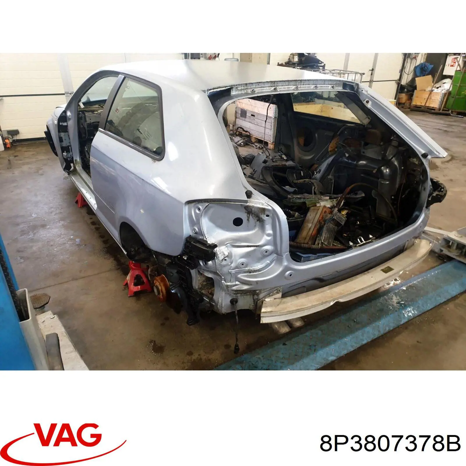 Направляюча заднього бампера, права VAG 8P3807378B