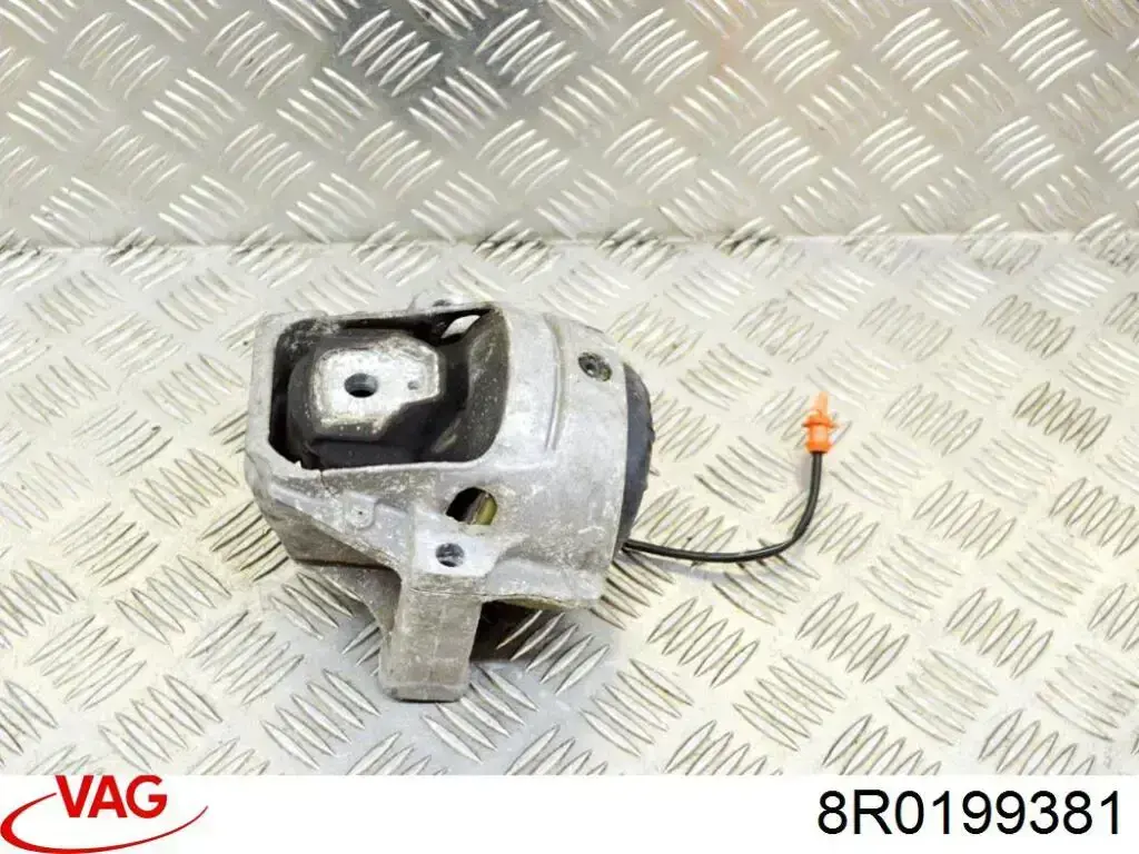 Подушка (опора) двигуна, права 8R0199381 VAG