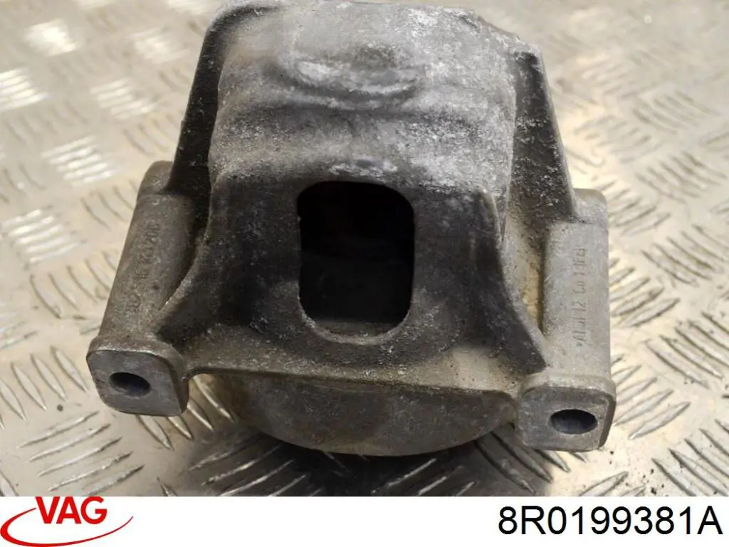Подушка (опора) двигуна, права 8R0199381A VAG