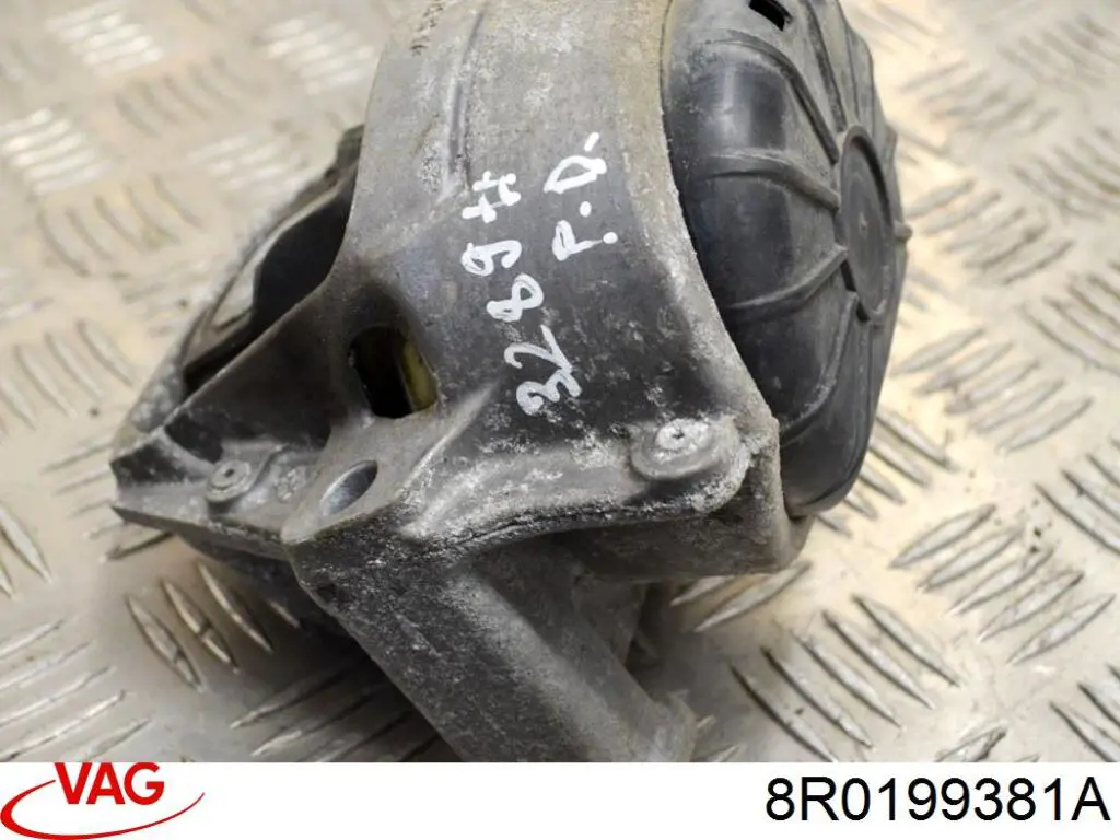 Права опора двигуна VAG 8R0199381A