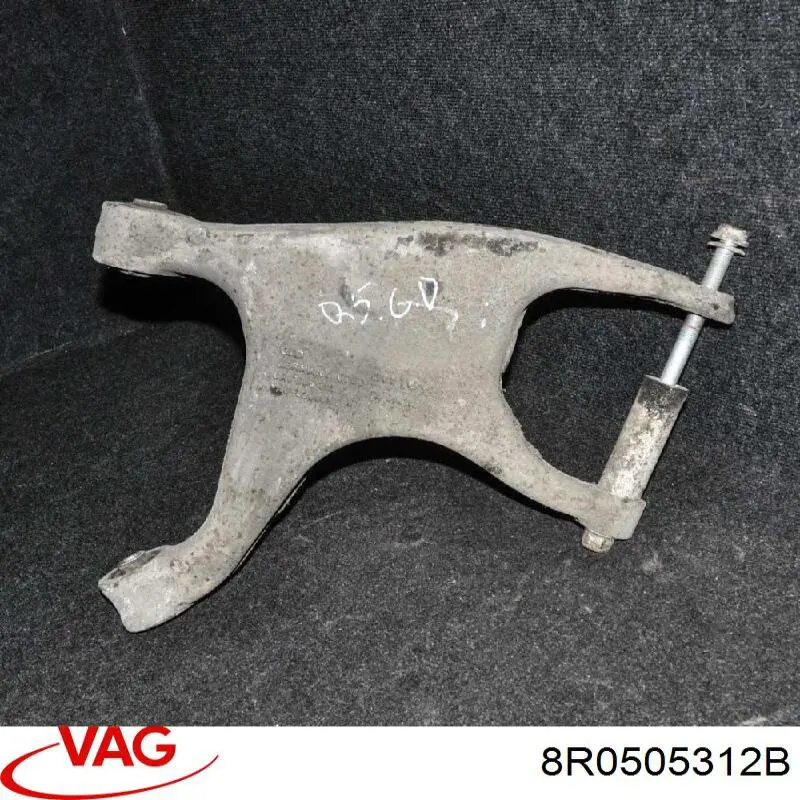 Важіль задньої підвіски нижній, правий 8R0505312B VAG