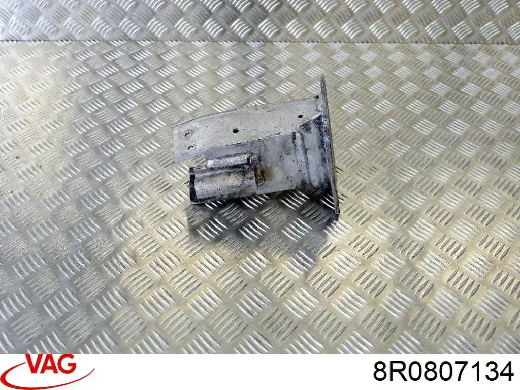 Купити 8R0807134 VAG Кронштейн підсилювача переднього бампера
