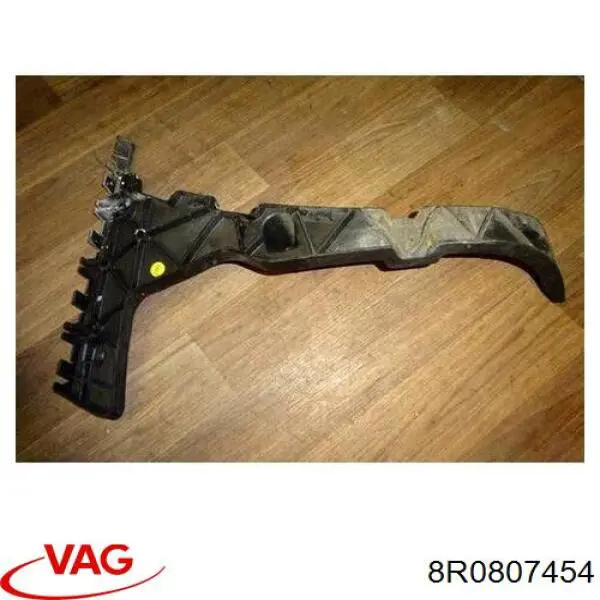 Купити 8R0807454 VAG Направляюча заднього бампера, права