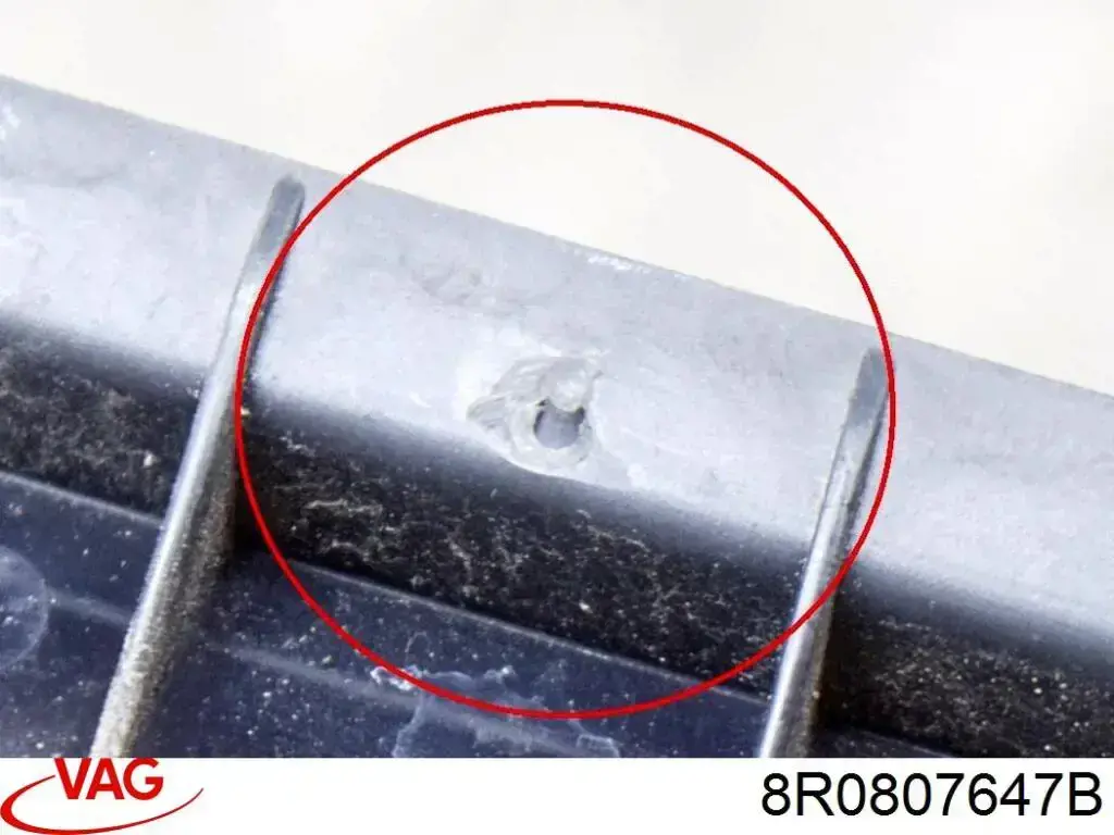 Решітка переднього бампера, центральна 8R0807647B VAG