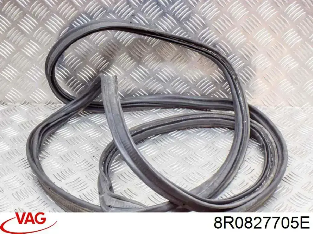 Купити 8R0827705D VAG Прокладка кришки багажника