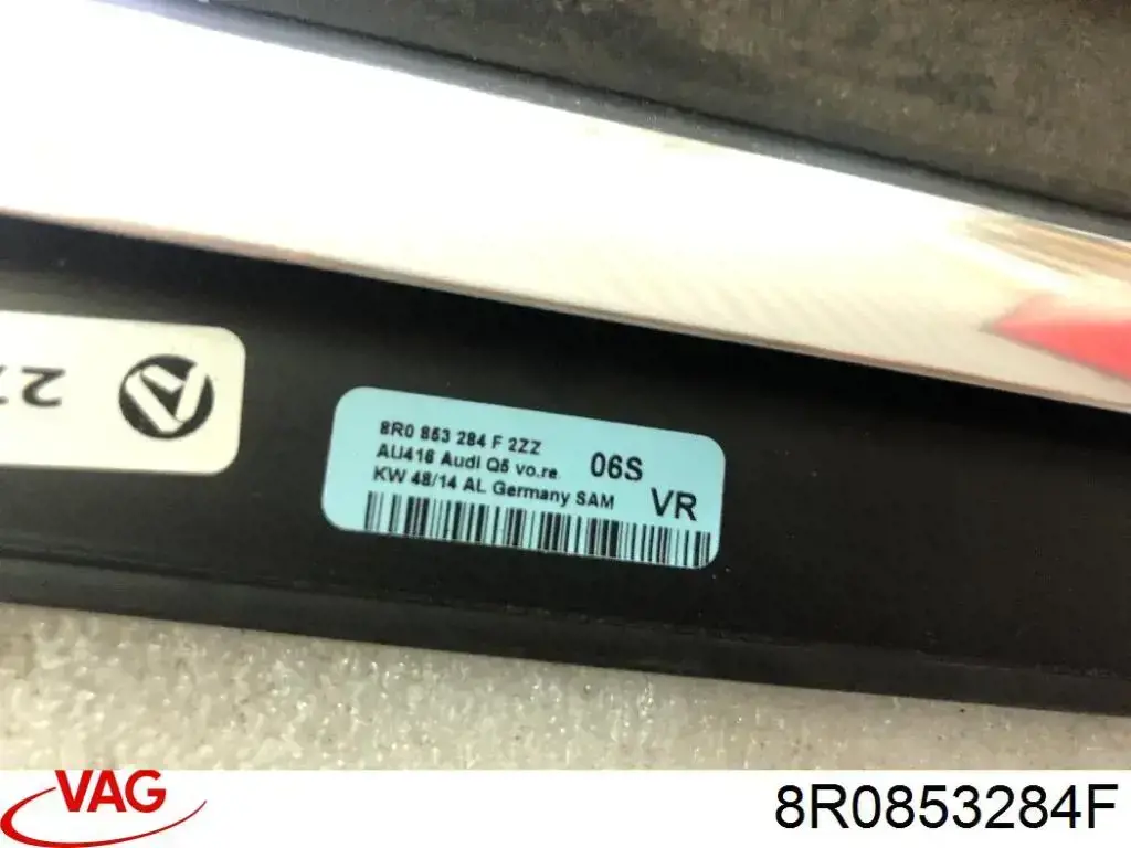 8R0853284F VAG Молдинг опускного скла нижній, двері передньої, правої
