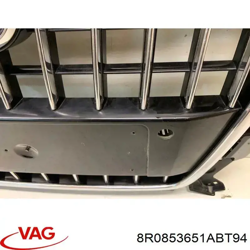 Решітка радіатора 8R0853651ABT94 VAG