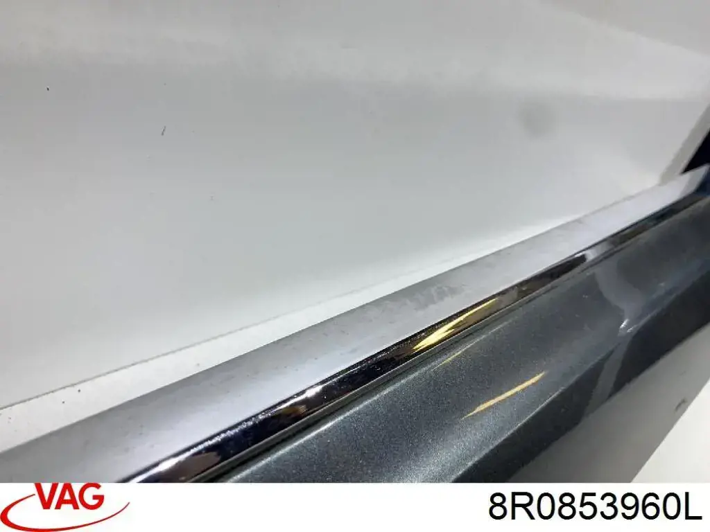 Купити 8R0853960L VAG Молдинг передньої правої двері
