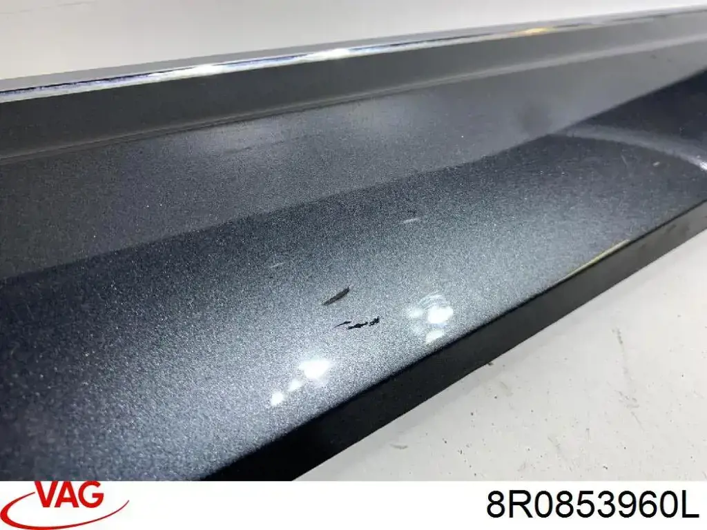 Молдинг передньої правої двері 8R0853960L VAG