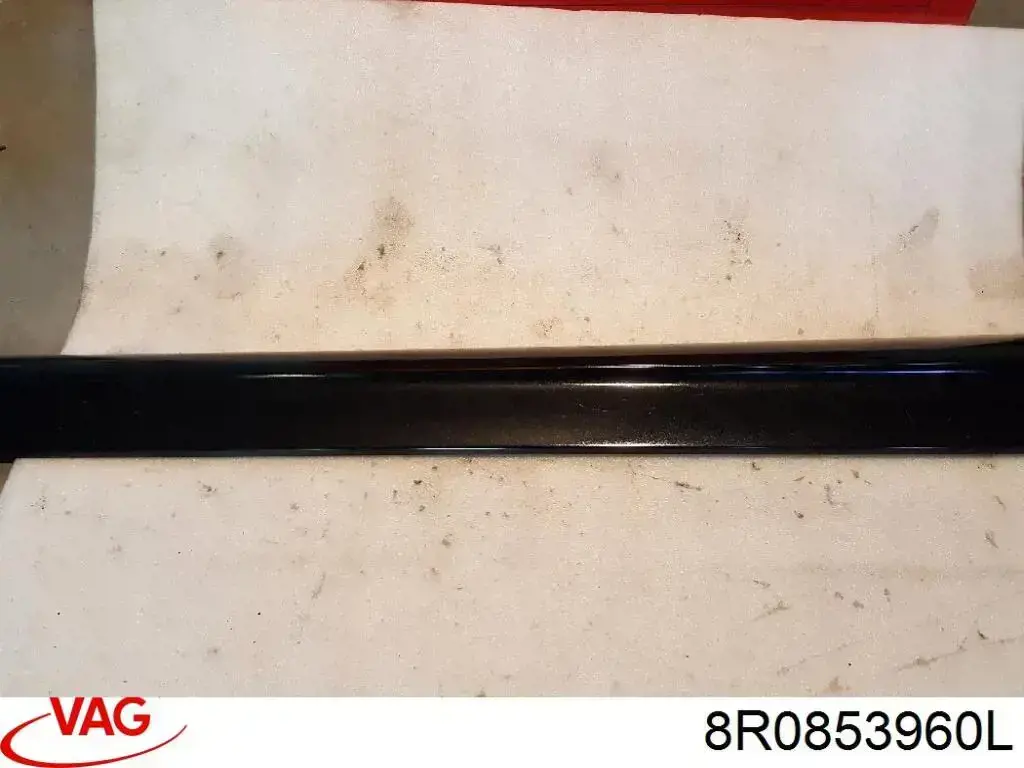 Молдинг передніх правих дверей VAG 8R0853960L
