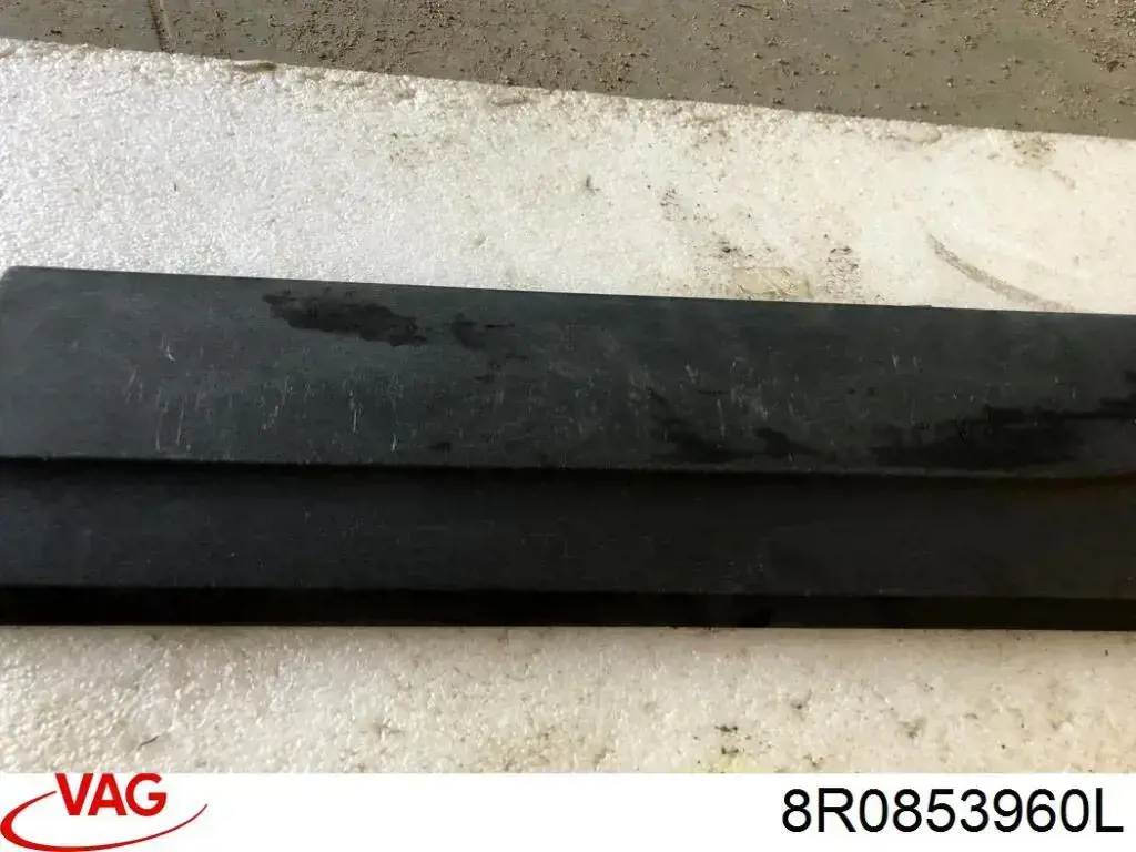 8R0853960L VAG Молдинг передньої правої двері