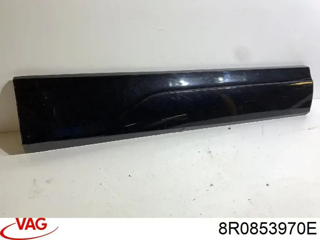 Накладка задньої правої двері, нижня VAG 8R0853970E ціна, від 21.39 USD