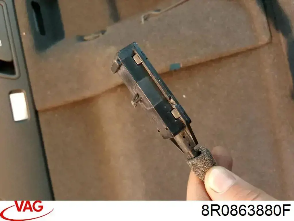Облицювання багажного відсіку, праве 8R0863880F VAG