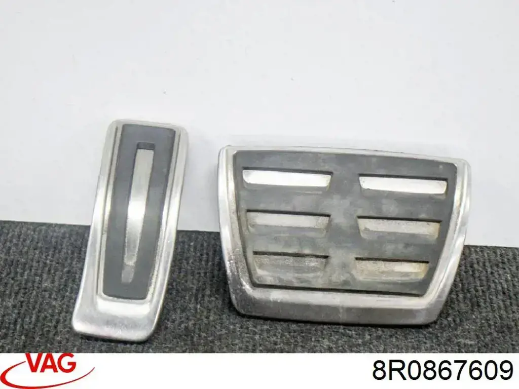 Обшивка-облицювання кришки багажника 8R0867609 VAG
