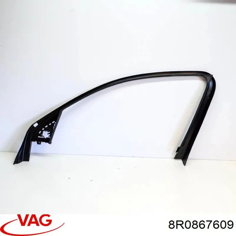 8R0867609 VAG Облицювання багажника п'ятих дверей