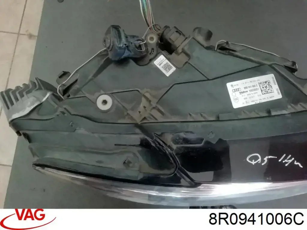 Купити 8R0941006C VAG Права блок фара