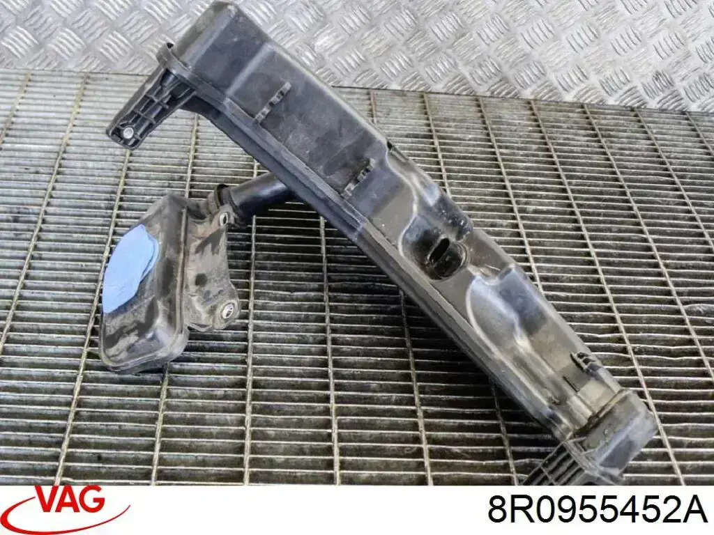 Горловина бачка омивача 8R0955452A VAG
