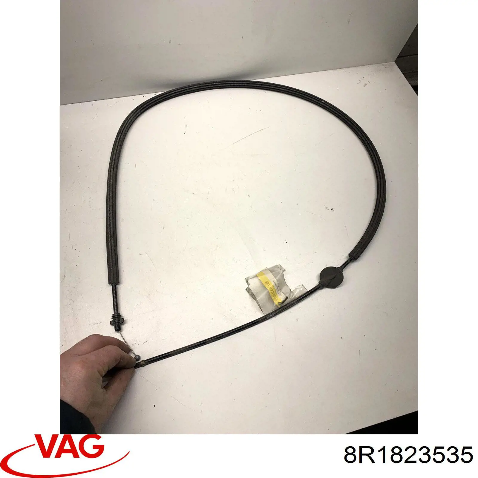 Трос відкриття капота, задній VAG 8R1823535