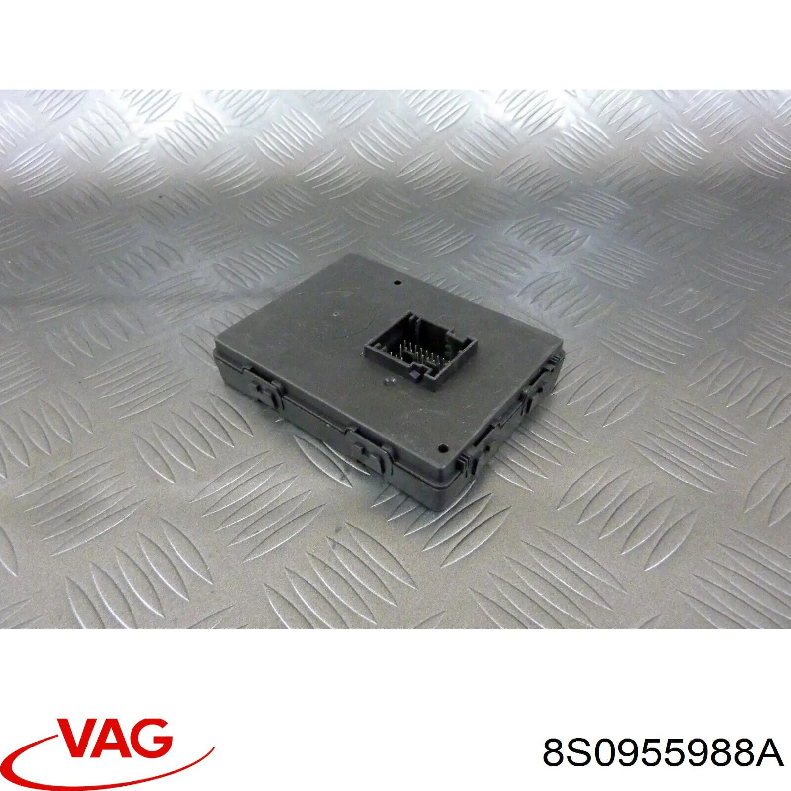 Форсунка омивача скла лобового, права VAG 8S0955988A ціна, від 31.67 USD