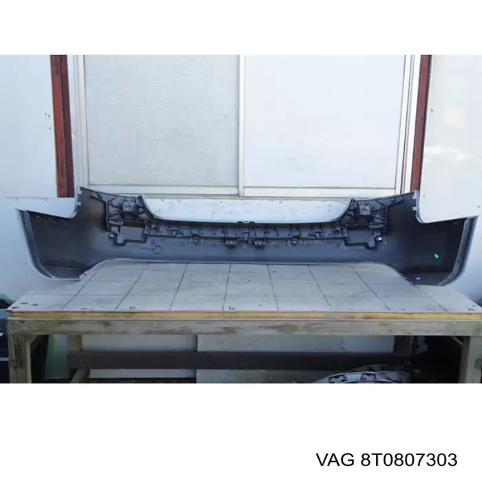 Задній бампер 8T0807303 VAG