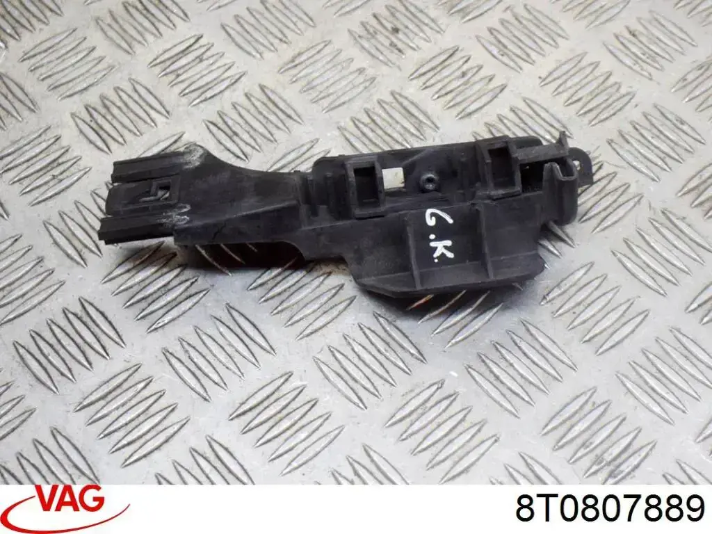 8T0807889 VAG Напрямна заднього бампера, ліва