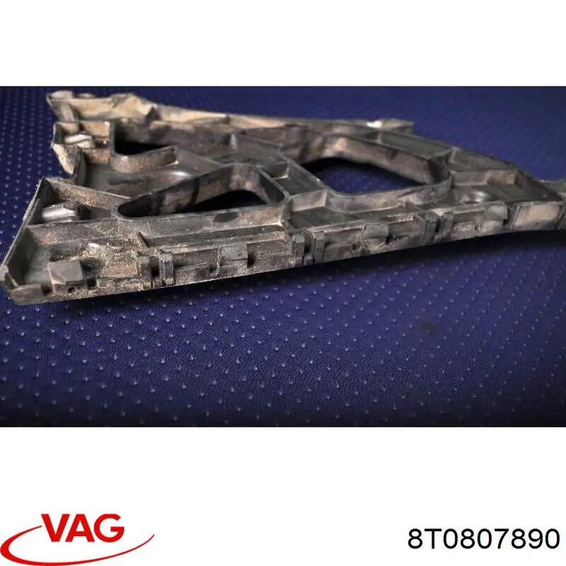 Купити 8T0807890 VAG Направляюча заднього бампера, права