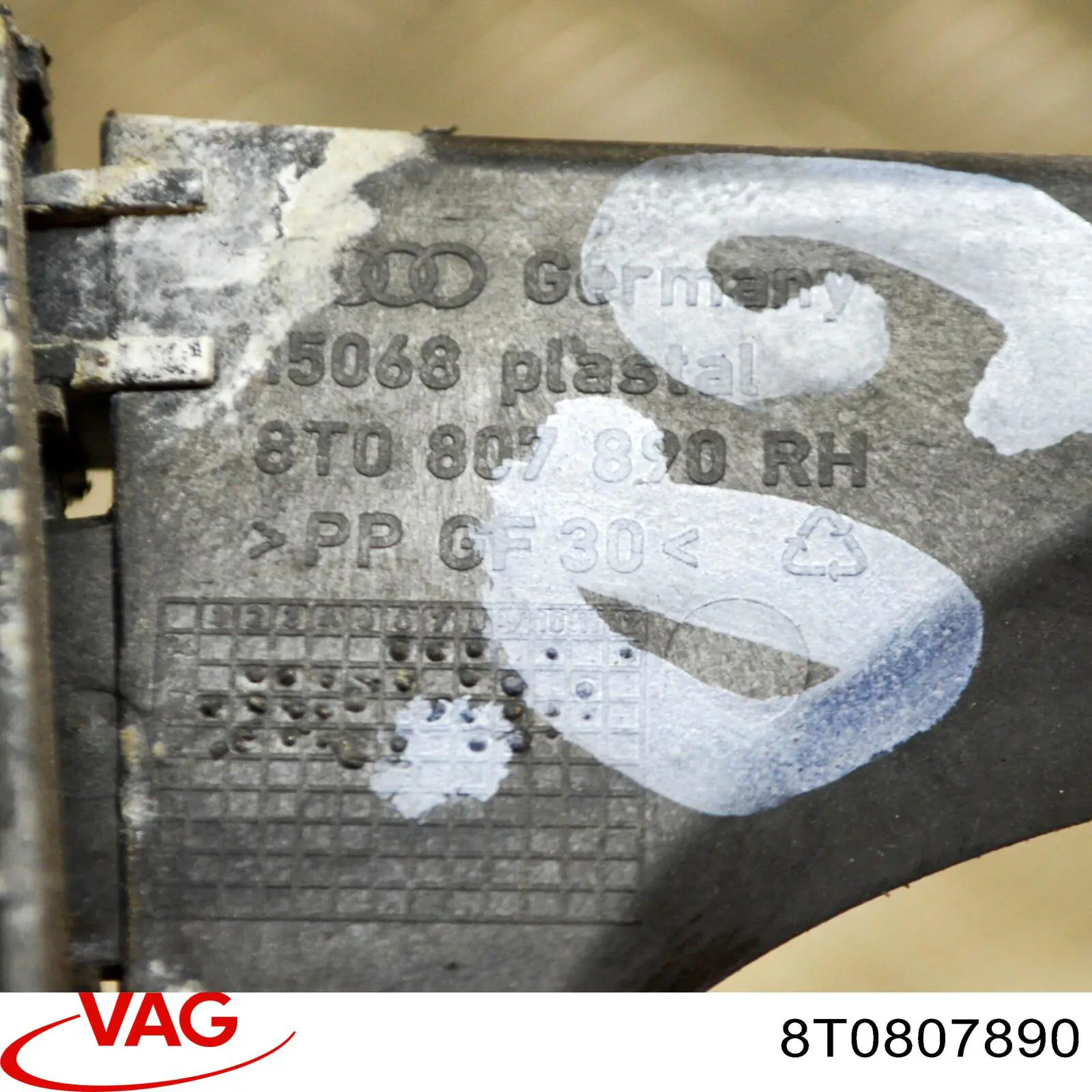 Направляюча заднього бампера, права 8T0807890 VAG