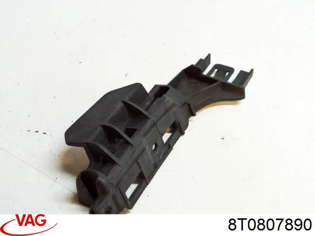 8T0807890 VAG Напрямна заднього бампера, права