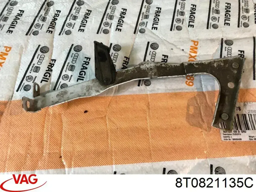 8T0821135C VAG Кронштейн кріплення крила переднього лівого, передній