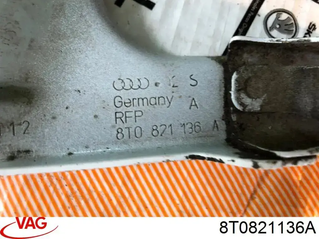 Кронштейн кріплення крила переднього правого, передній VAG 8T0821136G