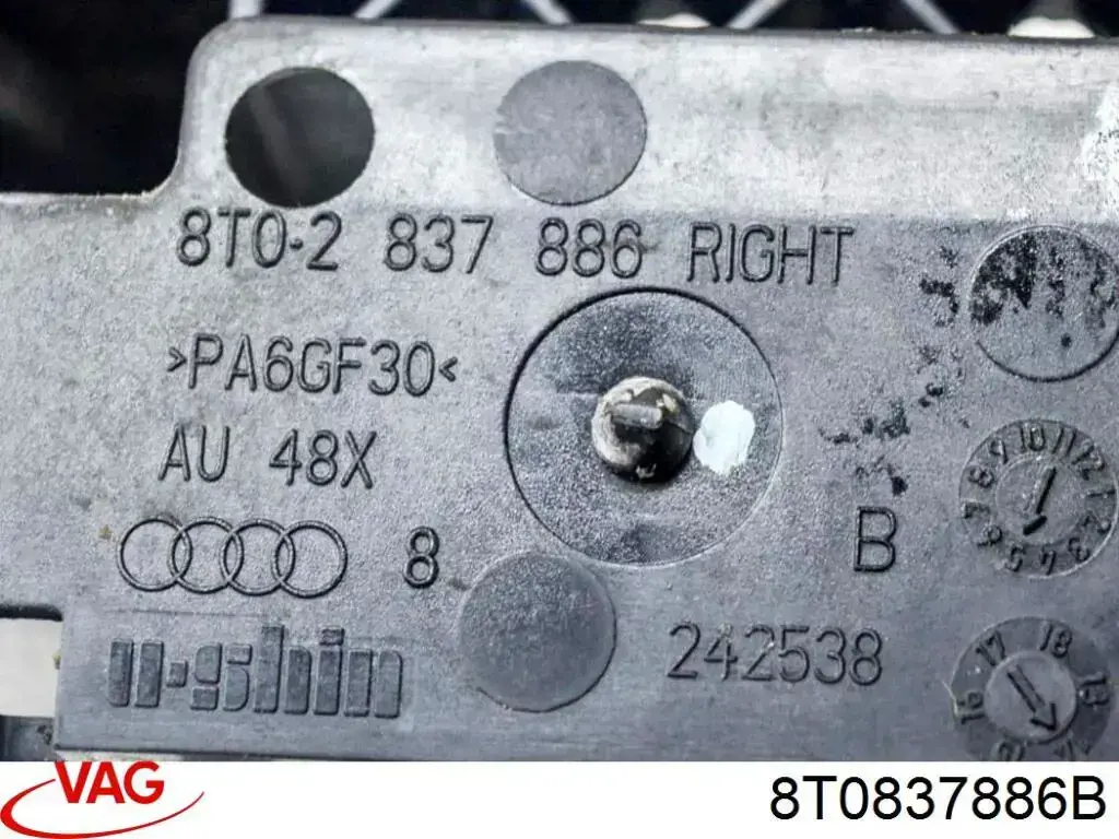 Тримач зовнішньої ручки дверей, задніх правих 8T0837886B VAG