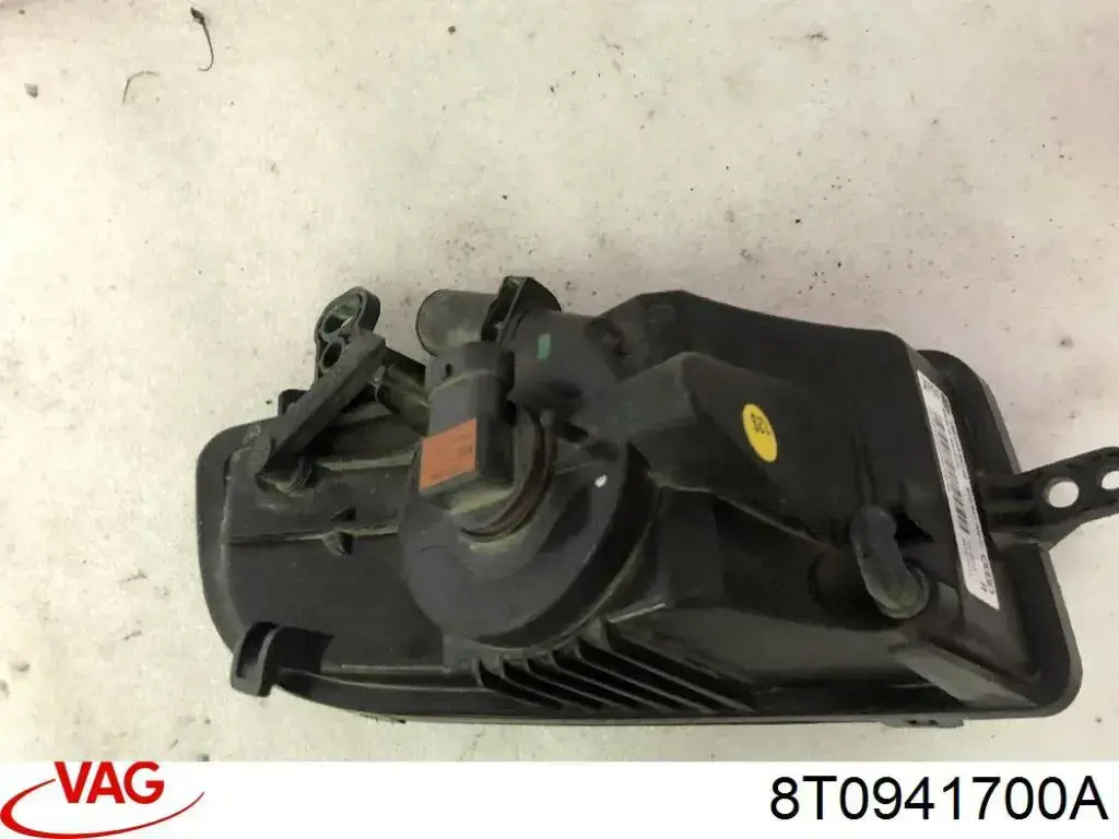 Фара протитуманна, права 8T0941700M VAG