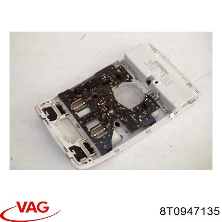 Плафон освітлення кабіни 8T0947135 VAG