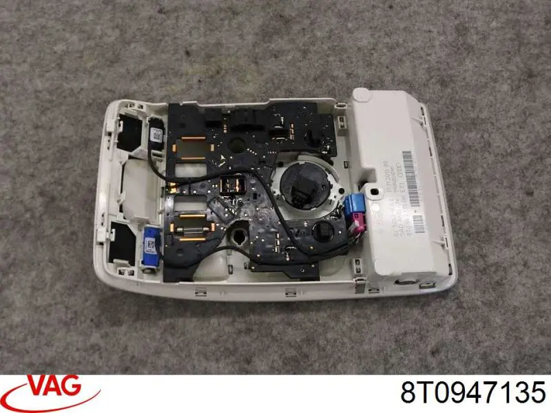 Плафон освітлення салону/кабіни VAG 8T0947135 ціна, від 12.28 USD