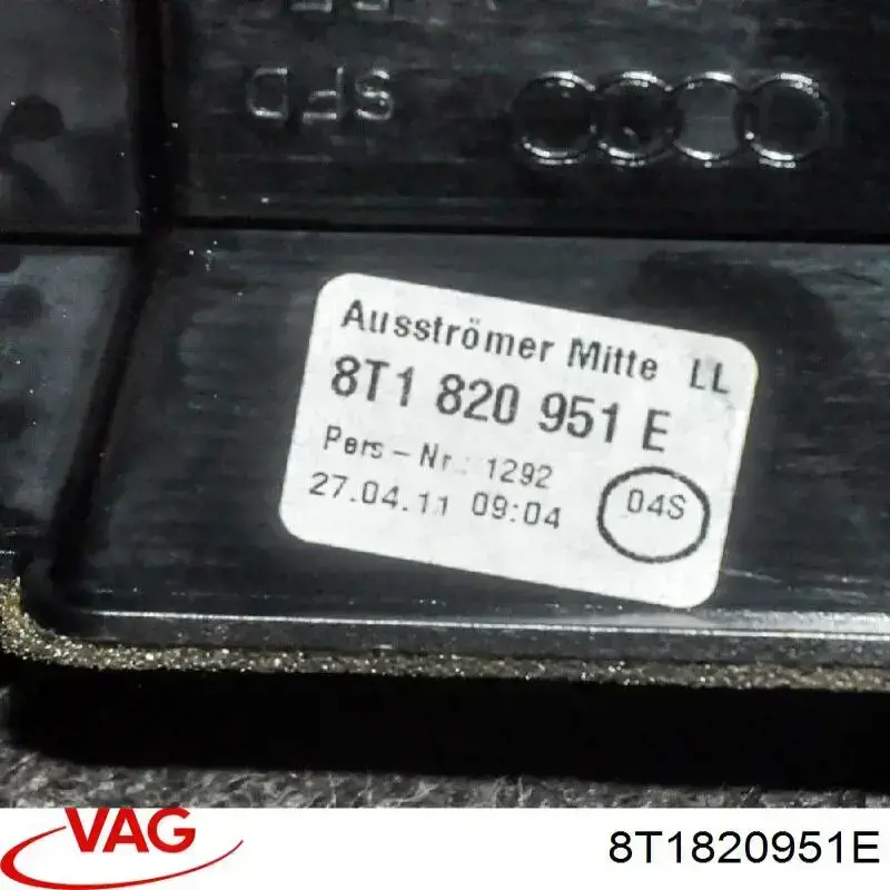Решітка вентиляції салону на "торпедо" 8T1820951E VAG