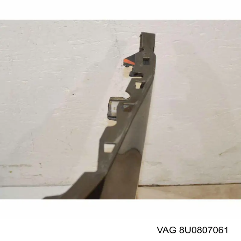 Купити 8U0807061 VAG Нижня накладка на передній бампер