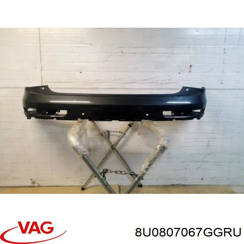 Задній бампер 8U0807067GGRU VAG