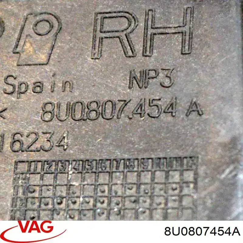 Купити 8U0807454 VAG Направляюча заднього бампера, права