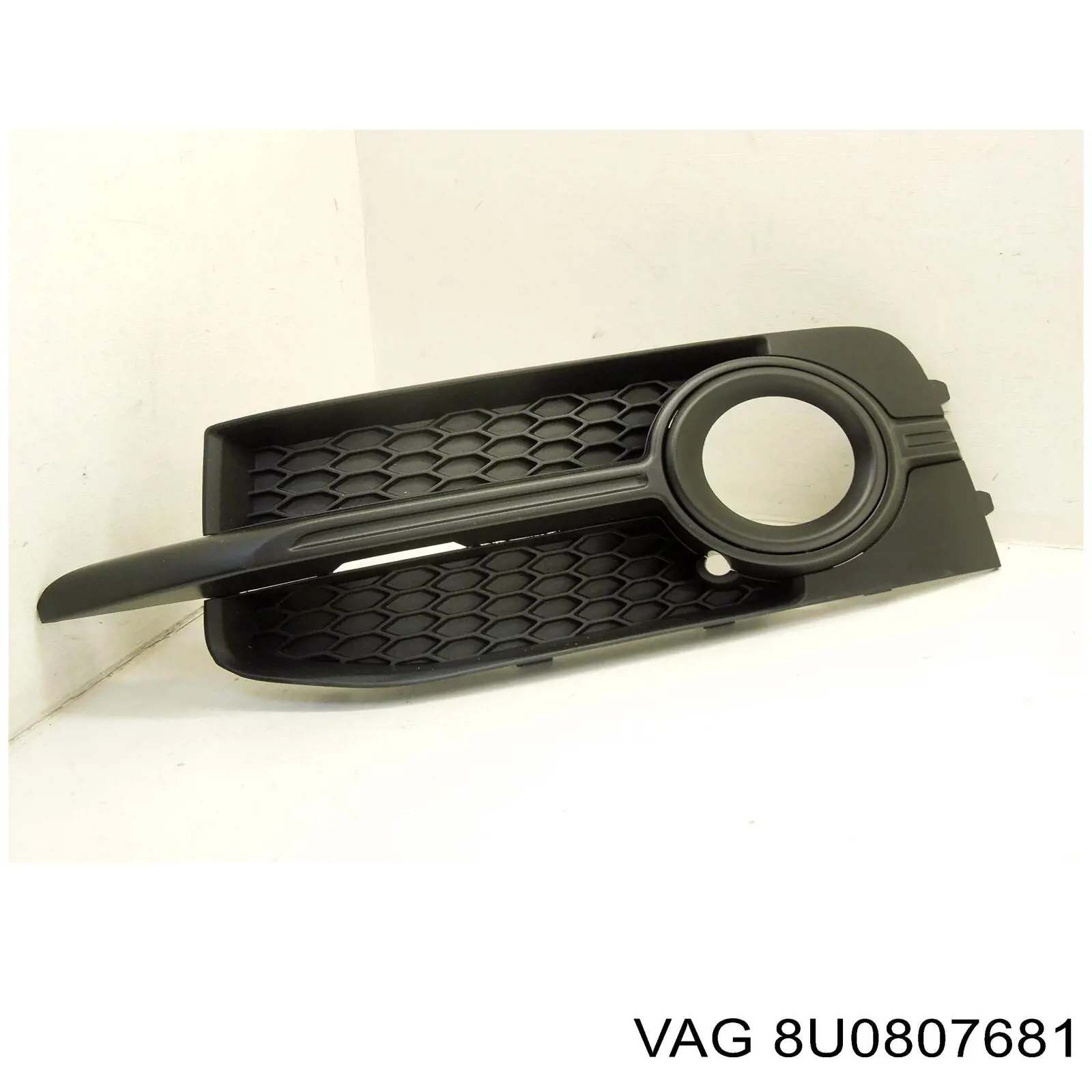8U0807681TT94 VAG Решітка переднього бампера, ліва