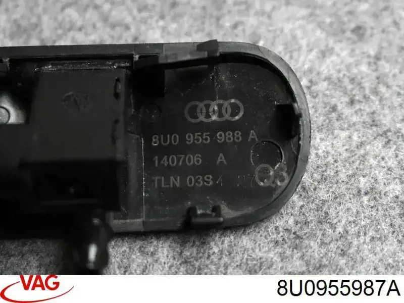 Форсунка омивача скла лобового, ліва 8U0955987A VAG