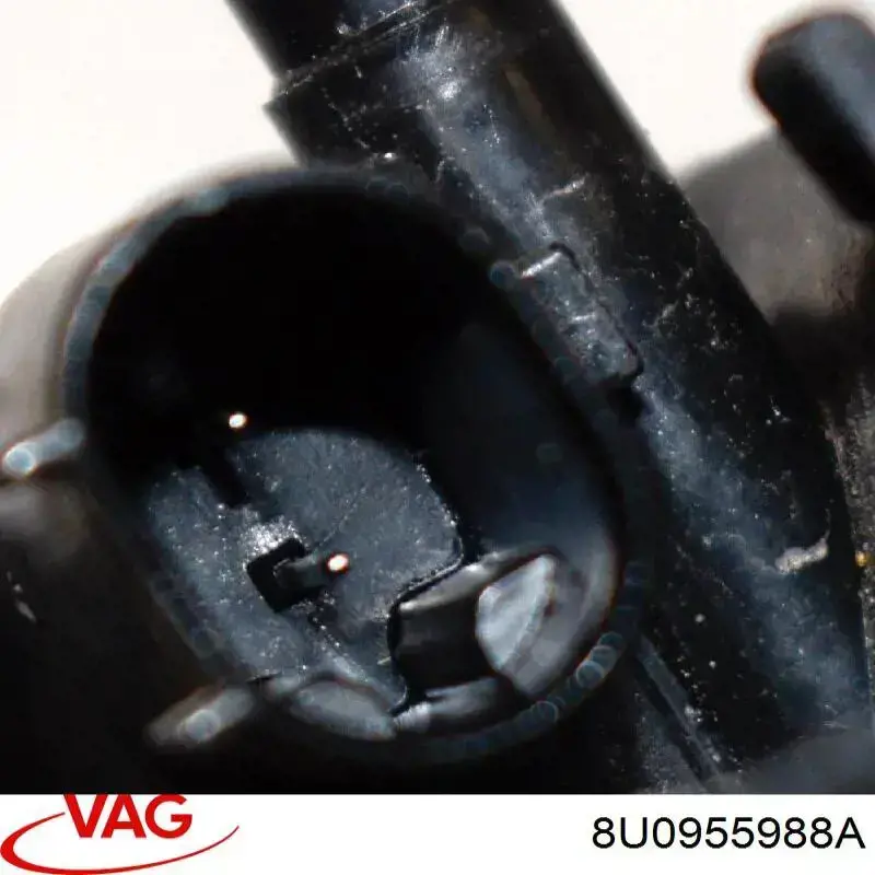 Форсунка омивача скла лобового, права 8U0955988A VAG