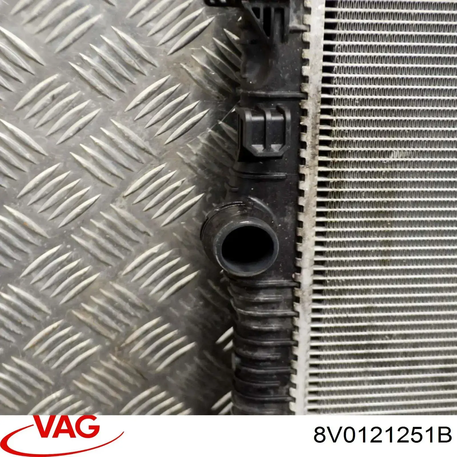 Радіатор основний VAG 8V0121251B ціна, від 269.22 USD