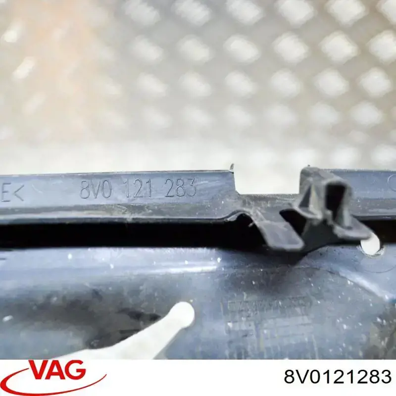Повітропровід (дефлектор) радіатора, лівий 8V0121283 VAG