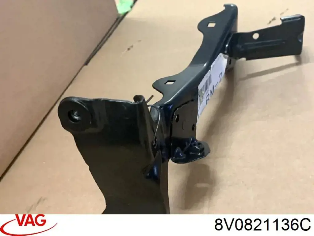 Кронштейн кріплення крила переднього правого, передній 8V0821136 VAG